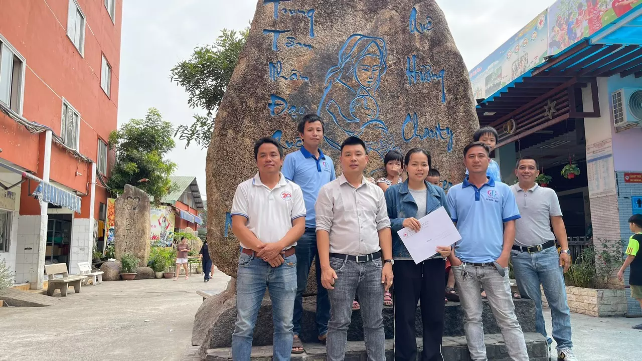 Tham gia từ thiện tại Trung tâm trẻ mồ côi Quê Hương