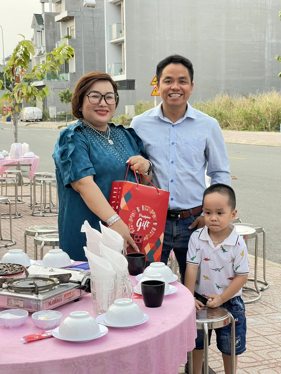 Tặng quà cho khách hàng