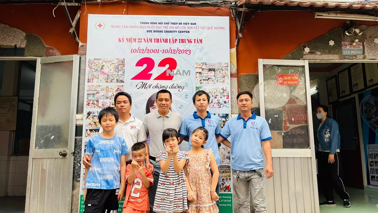 Tham gia từ thiện tại Trung tâm trẻ mồ côi Quê Hương